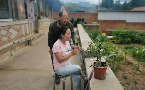 “守山大叔”於新偉：上帝踹了他的腦袋一腳，又親吻了他的嗓子