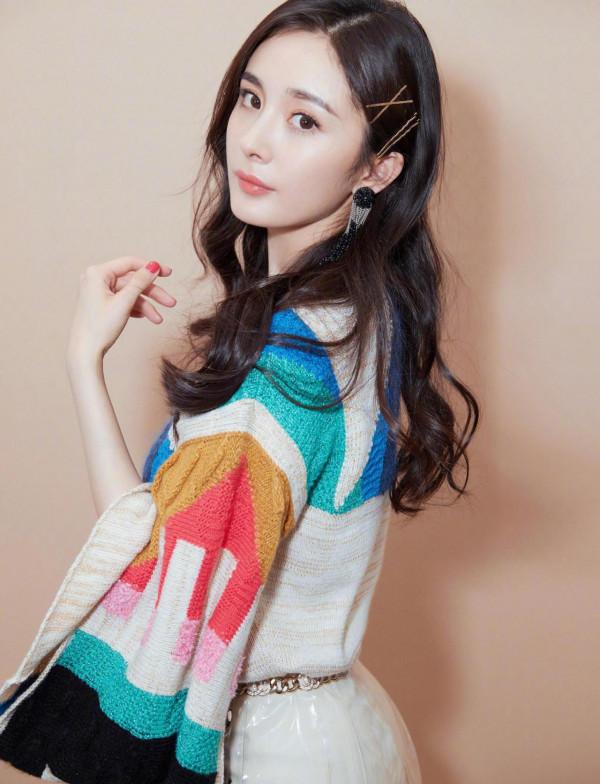 桌布：&quot&semi;人氣明星&quot&semi;楊冪，美麗動人，魅力十足