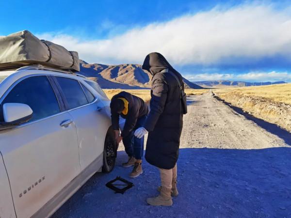 穿越西藏阿里中線,地上只有車轍印,這種路就是轎車能力的極限 穿越西藏阿里中線,地上只有車轍印,這種路就是轎車能力的極限