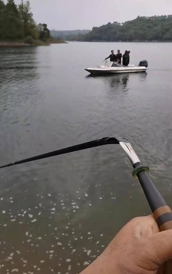 偷釣水庫被管理方砍傷,竟自行去醫院縫針,釣友無奈幾十萬收入飛了