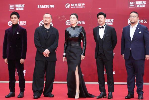 北影節，AB穿爆款禮服佟麗婭是新季高定，鞏俐卻是舊衣+舊腰封？