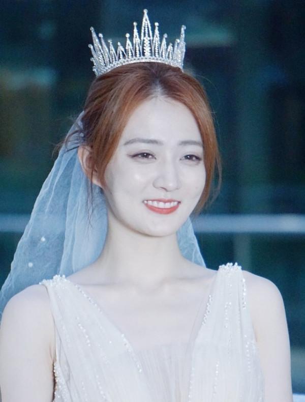 徐璐真的好美啊,穿婚紗氣質好溫柔,無修圖也很迷人 徐璐真的好美啊,穿婚紗氣質好溫柔,無修圖也很迷人