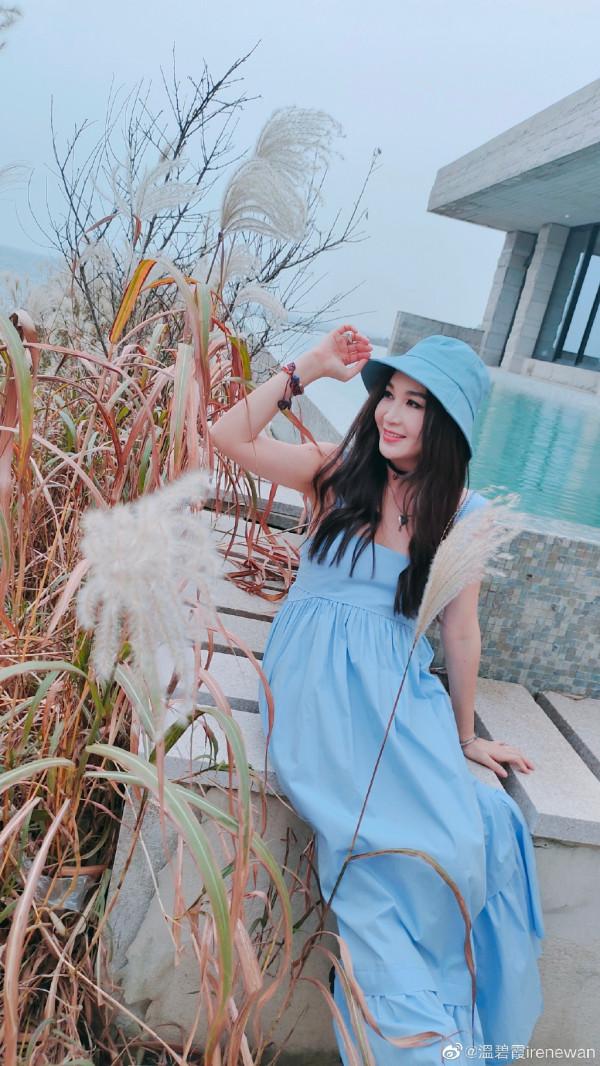 溫碧霞穿藍長裙漫步海邊 55歲氣質恬靜宛如少女