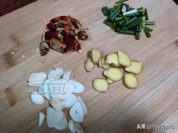 天冷了，多給孩子做這菜吃，先炸後煲營養又解饞，上桌孩子搶著吃