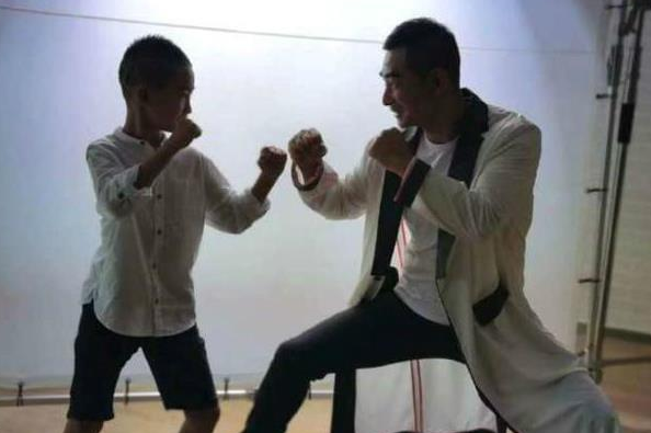 生下3胎的8個明星家庭：有人5年內連生3娃，有人46歲了還敢產子