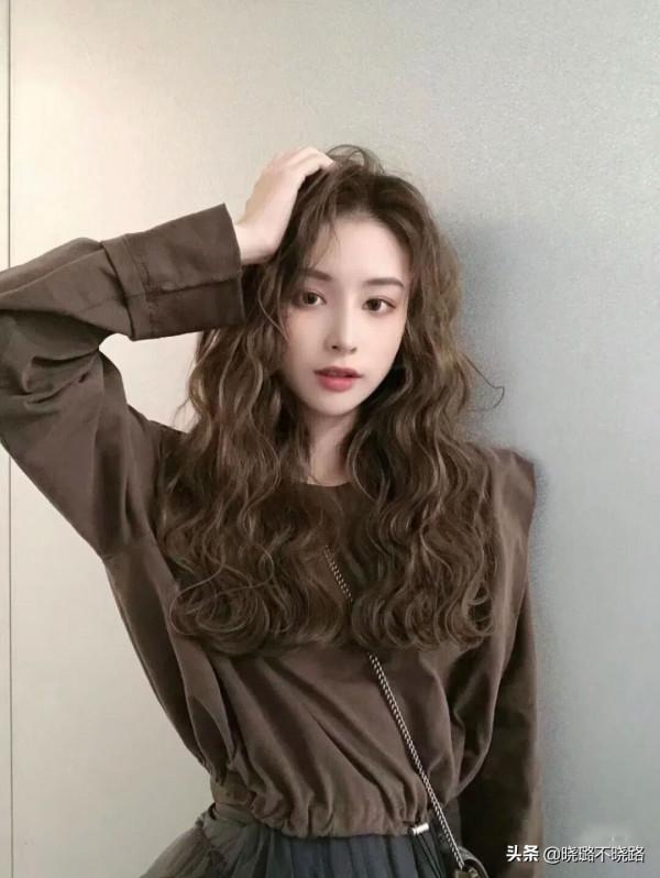 50歲女人儘量少燙“大媽卷”，試試這五種髮型，時髦顯氣質還減齡