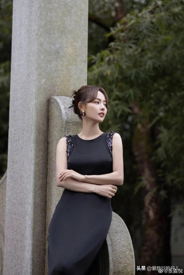 張嘉倪一襲黑色連衣裙優雅氣質，盡顯女神範