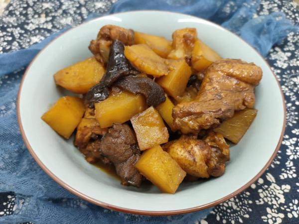 生長在泰山腳下的一種野生菌，當地人用來燉雞吃，出鍋太香了