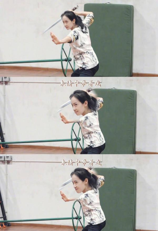 宋茜吊著威亞練打戲 高馬尾舞劍英氣逼人