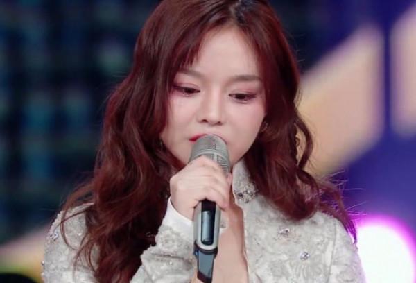 6年前黃霄雲被淘汰,如今憑一首歌“翻身”,節目請她回去當導師 6年前黃霄雲被淘汰,如今憑一首歌“翻身”,節目請她回去當導師