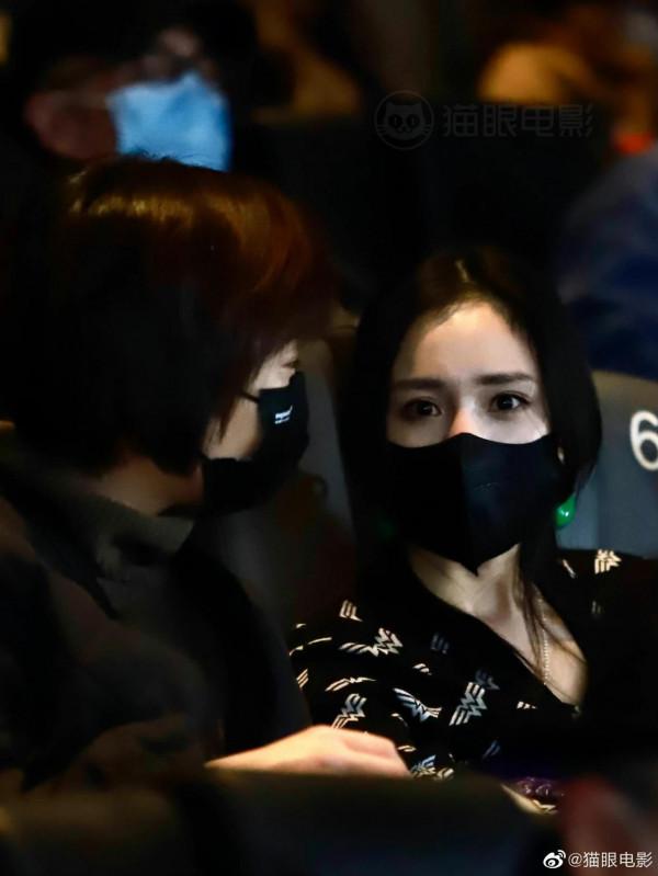 楊冪現身《平原上的火焰》主創親友觀友場,口罩也遮不住她的美 楊冪現身《平原上的火焰》主創親友觀友場,口罩也遮不住她的美