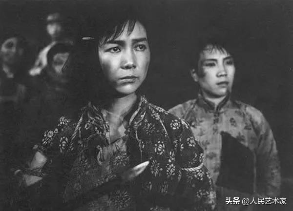 這部電影,田華一人分飾兩角,演活了黨的好女兒李玉梅,歌頌了那些堅持在白色恐怖中鬥爭的英雄們 這部電影,田華一人分飾兩角,演活了黨的好女兒李玉梅,歌頌了那些堅持在白色恐怖中鬥爭的英雄們