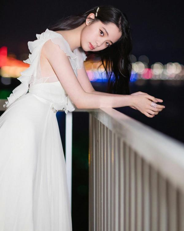 歐陽娜娜白色長裙仙氣滿滿 歐陽娜娜白色長裙仙氣滿滿