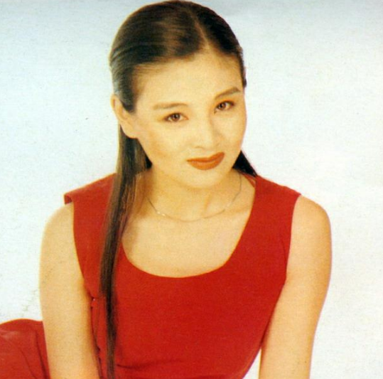 趙明明：失敗的婚姻給她造成心靈創傷，為了女兒至今未嫁