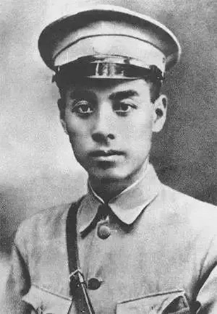 周恩來病重期間，每次做手術，在手術室外一直守護著的人是誰？