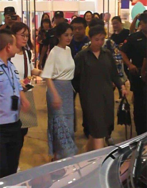 沒打光沒修圖,這才是楊冪的真實樣,臉上膠原蛋白流失手臂肉鬆 沒打光沒修圖,這才是楊冪的真實樣,臉上膠原蛋白流失手臂肉鬆