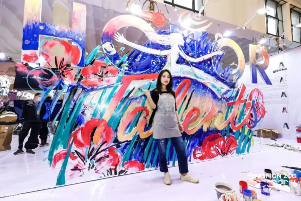 這不僅僅是一場時尚人的秀,更是年輕人的嘉年華 這不僅僅是一場時尚人的秀,更是年輕人的嘉年華