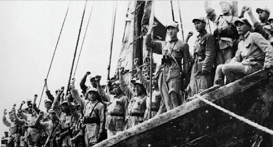 解放軍登陸海南島，根據地老人痛哭：怎麼不早點來，香蕉都放爛了