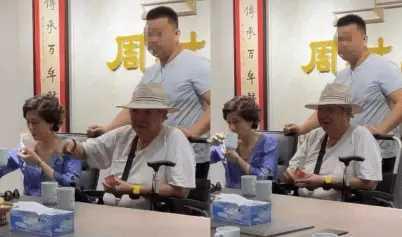 70歲洪金寶三代同堂！身穿紅衣顯精神，去年曾被拍坐輪椅出行