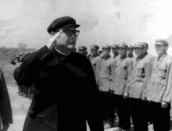 1975年周恩來病重，鄧小平主持工作，毛主席：葉帥提議的，我贊成