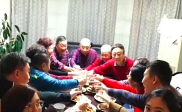 登春晚33年，曾被保姆敲詐“分手費”，62歲退休，馮鞏如今怎樣了