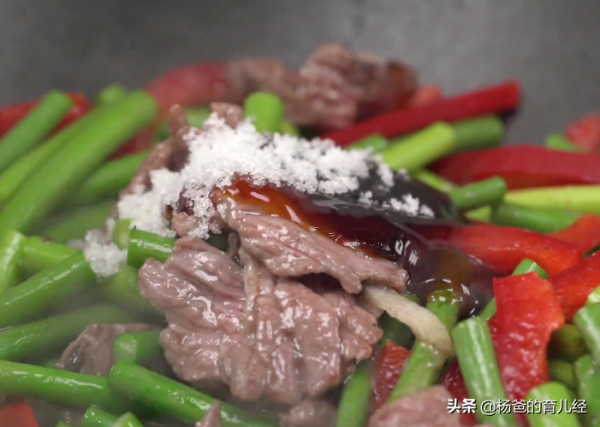 簡單好吃的蒜薹嫩牛片，鮮嫩營養又美味，孩子愛吃的輔食菜餚