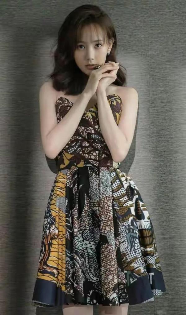 李一桐青春靚麗，三妮漂亮迷人，她倆你更喜歡誰？