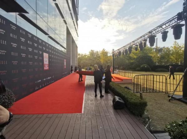 ELLE盛典出意外，紅毯環節延期到深夜，女星造型脫妝狀態受影響