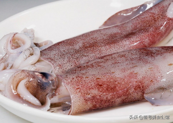 冬日裡的香辣美食，搭配鮮蝦和魷魚，解饞又營養，吃一次念念不完