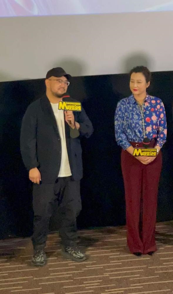 郝蕾穿出了70後女性想要的高階感,印花襯衫配闊腿褲,簡約又高階 郝蕾穿出了70後女性想要的高階感,印花襯衫配闊腿褲,簡約又高階