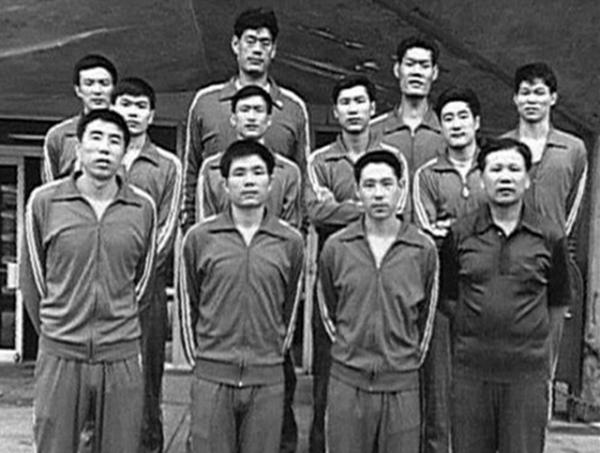 2008年穆鐵柱病逝,兒女都是正常身高,都沒有繼承父親的事業 2008年穆鐵柱病逝,兒女都是正常身高,都沒有繼承父親的事業