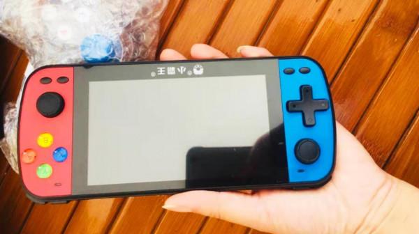 在新年裡體驗國產小霸王Q900，內建千款遊戲，童年樂趣回來了