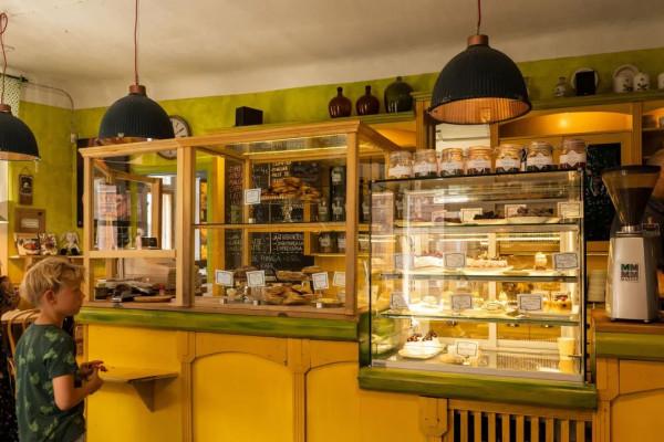 一座不大不小，人不多不少的剛剛好小鎮