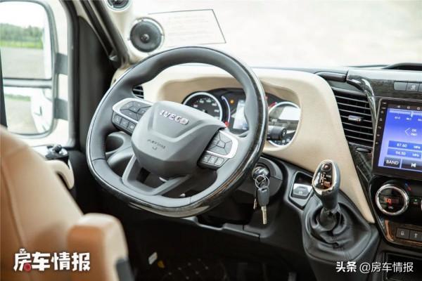 合作款房車長啥樣？水電配滿洗澡空調隨便用，比保姆車還要舒服