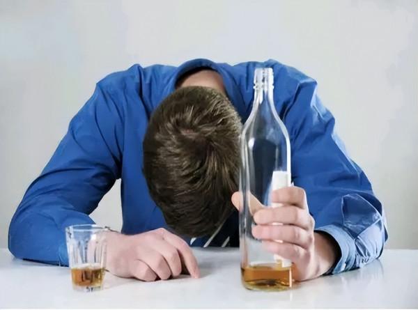喜歡喝酒的人，身體反覆有4種情況，酒精肝或已找上門，趕緊戒