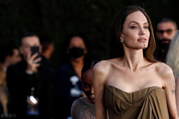 安吉麗娜-朱莉出席《永恆族》首映 身穿卡其色禮服長裙高貴知性 安吉麗娜-朱莉出席《永恆族》首映 身穿卡其色禮服長裙高貴知性