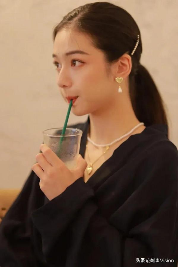 秋冬綿綿細雨濛濛黑色連衣裙防佛走到巴黎時間街頭