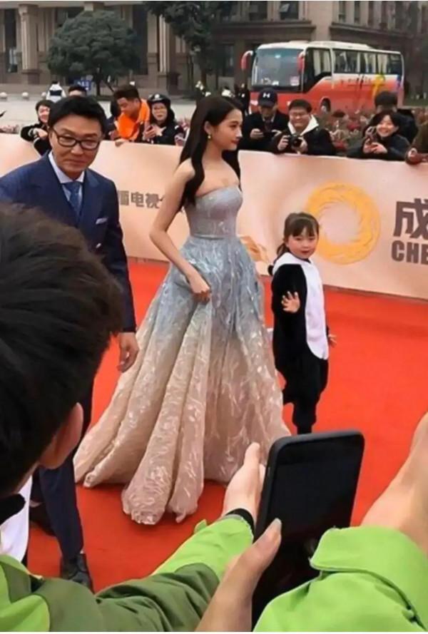 關曉彤這穿衣風格真是沒誰了，想問問這肉怎麼勒出來的