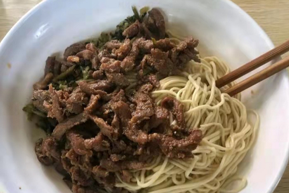 江蘇沒招牌的麵館，因價格實惠火了，每日營業半天，座位得靠搶