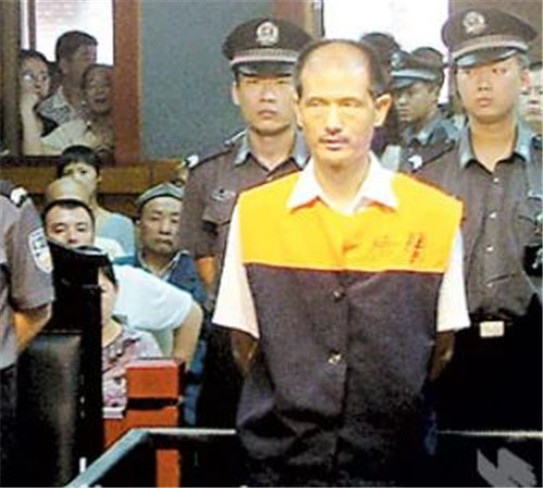 湖北工人賭場失意成悍匪,犯6起大案逃亡11年,落網後稱愧對妻兒 湖北工人賭場失意成悍匪,犯6起大案逃亡11年,落網後稱愧對妻兒