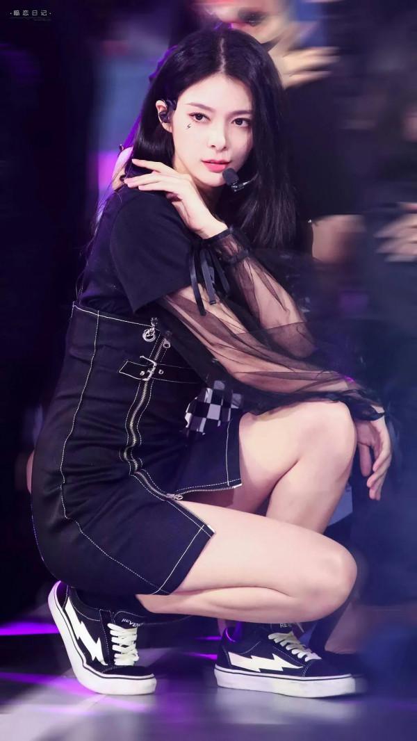 火箭少女解散了，與王一博傳戀情的李子璇，真的被資本偷換人生嗎