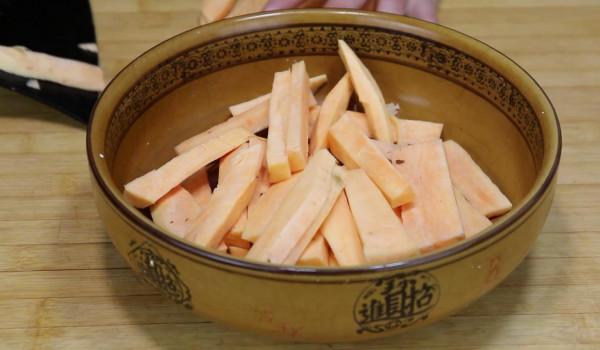 1個紅薯1個雞蛋，教你懶人做法，孩子天天點名要吃，出鍋流口水了