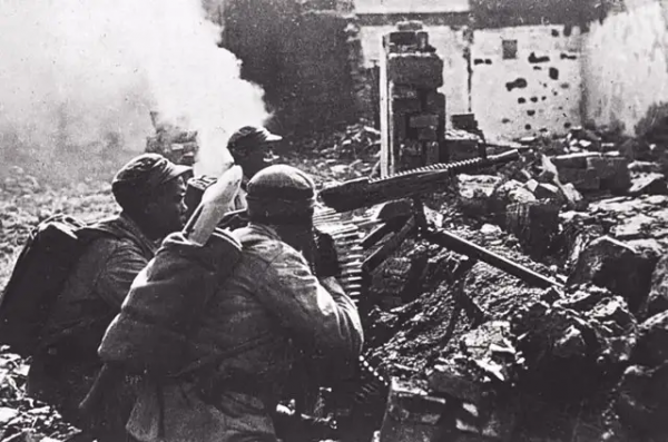 鬼子士兵被我軍包圍，卻冒出一口地道上海話：阿拉彈藥手，唔沒槍