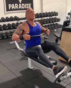 49歲的“巨石”強森帶娃，展現完美背部