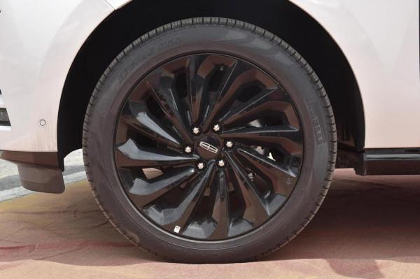 這才是純爺們的座駕，長超5米6，配3.5T V6動力，實拍林肯領航員