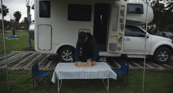 他50歲放棄高薪，裸辭帶妻子環遊中國