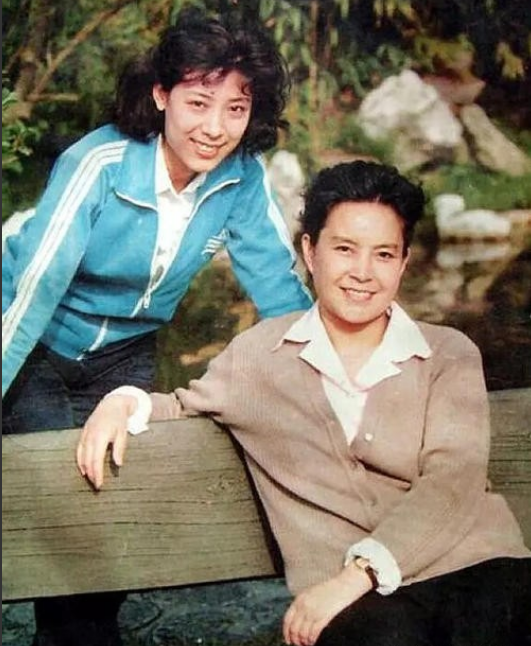 著名歌唱家關牧村：與王星軍離婚後，帶兒子嫁高官，如今怎樣了？