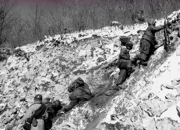 38軍直插三所裡，被20多架美機發現，副師長果斷命令：公開前進