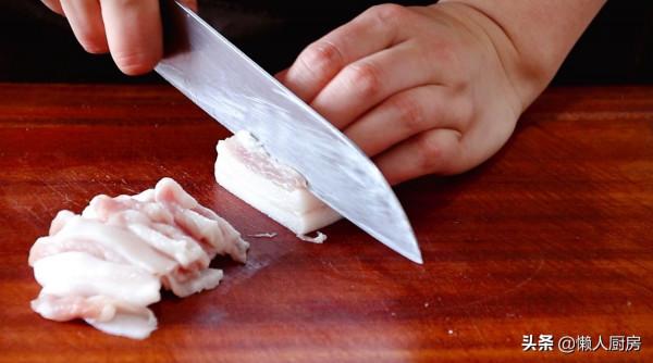 茶樹菇搭配五花肉,炒了一盤下飯菜,一上桌就被家人搶光了 茶樹菇搭配五花肉,炒了一盤下飯菜,一上桌就被家人搶光了