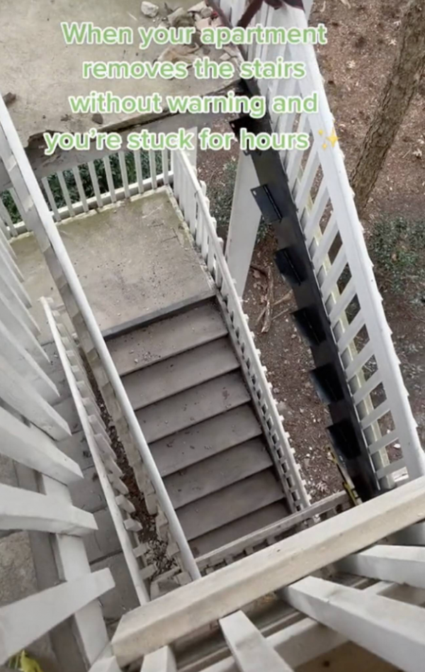 美國女子臨出門發現自家公寓的樓梯被拆，困家裡等待引發網友熱議